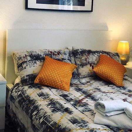 33Sm12 Dreams Unlimited Serviced Accommodations Staines Stanwell Bagian luar foto