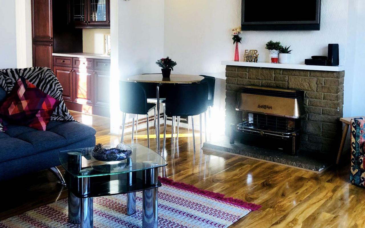 33Sm12 Dreams Unlimited Serviced Accommodations Staines Stanwell Bagian luar foto